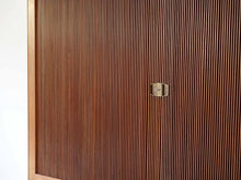 画像をギャラリービューアに読み込む, Peter Hvidt & Orla Mølgaard-Nielsen cabinet キューバンマホガニーのキャビネット ピーター・ビット&オルラ・ムルガード・ニールセン 超希少ビンテージ 北欧モダン 棚の蛇腹の扉と鍵