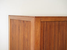画像をギャラリービューアに読み込む, Peter Hvidt & Orla Mølgaard-Nielsen cabinet キューバンマホガニーのキャビネット ピーター・ビット&オルラ・ムルガード・ニールセン 超希少ビンテージ 北欧モダン 棚の角 縁飾りが細かい