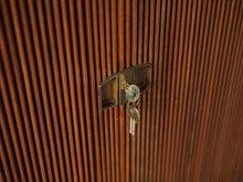 画像をギャラリービューアに読み込む, Peter Hvidt & Orla Mølgaard-Nielsen cabinet キューバンマホガニーのキャビネット ピーター・ビット&オルラ・ムルガード・ニールセン 超希少ビンテージ 北欧モダン 棚の鍵はデンマークにて交換されたもの