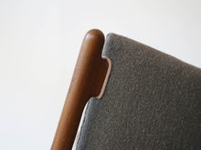 画像をギャラリービューアに読み込む, フィン・ユール NV45 ヴィンテージ ニールスヴォッダー製 フィンユールのアームチェア チーク Finn Juhl NV45 Chair armchair teak Niels Vodder 椅子のフレームと背もたれとの接続部 レザーでパイピングされている