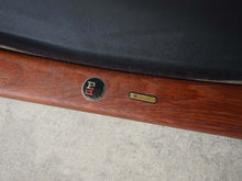 画像をギャラリービューアに読み込む, フィン・ユール アームチェア ヴィンテージ Finn Juhl FD192 France&Søn 北欧デザインの肘付きチェア 紫のファブリック張り フィンユールの椅子のフレーム内側に刻印