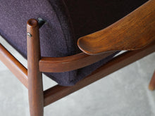 画像をギャラリービューアに読み込む, フィン・ユール アームチェア ヴィンテージ Finn Juhl FD192 France&Søn 北欧デザインの肘付きチェア 紫のファブリック張り フィンユールの椅子のフレーム