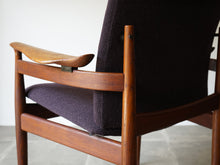 画像をギャラリービューアに読み込む, フィン・ユール アームチェア ヴィンテージ Finn Juhl FD192 France&Søn 北欧デザインの肘付きチェア 紫のファブリック張り フィンユールの椅子のフレームとアーム