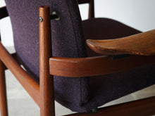 画像をギャラリービューアに読み込む, フィン・ユール アームチェア ヴィンテージ Finn Juhl FD192 France&Søn 北欧デザインの肘付きチェア 紫のファブリック張り フィンユールの椅子のフレーム チーク
