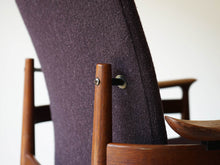 画像をギャラリービューアに読み込む, フィン・ユール アームチェア ヴィンテージ Finn Juhl FD192 France&Søn 北欧デザインの肘付きチェア 紫のファブリック張り フィンユールの椅子のフレーム