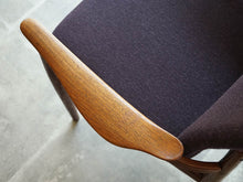 画像をギャラリービューアに読み込む, フィン・ユール アームチェア ヴィンテージ Finn Juhl FD192 France&Søn 北欧デザインの肘付きチェア 紫のファブリック張り フィンユールの椅子の肘掛け
