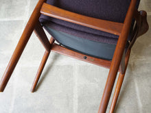 画像をギャラリービューアに読み込む, フィン・ユール アームチェア ヴィンテージ Finn Juhl FD192 France&Søn 北欧デザインの肘付きチェア 紫のファブリック張り フィンユールの椅子の裏面