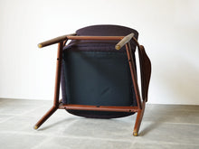 画像をギャラリービューアに読み込む, フィン・ユール アームチェア ヴィンテージ Finn Juhl FD192 France&Søn 北欧デザインの肘付きチェア 紫のファブリック張り フィンユールの椅子の裏面