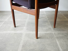 画像をギャラリービューアに読み込む, フィン・ユール アームチェア ヴィンテージ Finn Juhl FD192 France&Søn 北欧デザインの肘付きチェア 紫のファブリック張り フィンユールの椅子の脚