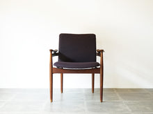 画像をギャラリービューアに読み込む, フィン・ユール アームチェア ヴィンテージ Finn Juhl FD192 France&Søn 北欧デザインの肘付きチェア 紫のファブリック張り フィンユールの椅子の正面