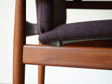 画像をギャラリービューアに読み込む, フィン・ユール アームチェア ヴィンテージ Finn Juhl FD192 France&Søn 北欧デザインの肘付きチェア 紫のファブリック張り フィンユールの椅子の座面下