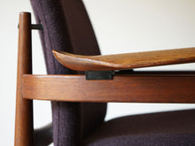 画像をギャラリービューアに読み込む, フィン・ユール アームチェア ヴィンテージ Finn Juhl FD192 France&Søn 北欧デザインの肘付きチェア 紫のファブリック張り フィンユールの椅子の肘掛け 繋ぎ目