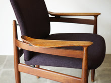 画像をギャラリービューアに読み込む, フィン・ユール アームチェア ヴィンテージ Finn Juhl FD192 France&Søn 北欧デザインの肘付きチェア 紫のファブリック張り フィンユールの椅子のアーム