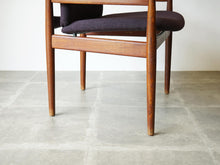 画像をギャラリービューアに読み込む, フィン・ユール アームチェア ヴィンテージ Finn Juhl FD192 France&Søn 北欧デザインの肘付きチェア 紫のファブリック張り フィンユールの椅子の脚