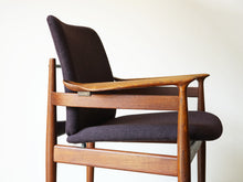 画像をギャラリービューアに読み込む, フィン・ユール アームチェア ヴィンテージ Finn Juhl FD192 France&Søn 北欧デザインの肘付きチェア 紫のファブリック張り フィンユールの椅子の側面 チーク材のフレーム