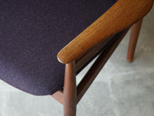 画像をギャラリービューアに読み込む, フィン・ユール アームチェア ヴィンテージ Finn Juhl FD192 France&Søn 北欧デザインの肘付きチェア 紫のファブリック張り フィンユールの椅子の肘掛け先端