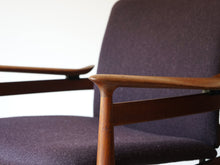 画像をギャラリービューアに読み込む, フィン・ユール アームチェア ヴィンテージ Finn Juhl FD192 France&Søn 北欧デザインの肘付きチェア 紫のファブリック張り フィンユールの椅子のアーム先端