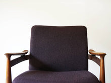 画像をギャラリービューアに読み込む, フィン・ユール アームチェア ヴィンテージ Finn Juhl FD192 France&Søn 北欧デザインの肘付きチェア 紫のファブリック張り フィンユールの椅子の背もたれ