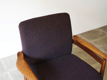 画像をギャラリービューアに読み込む, フィン・ユール アームチェア ヴィンテージ Finn Juhl FD192 France&Søn 北欧デザインの肘付きチェア 紫のファブリック張り フィンユールの椅子の背もたれ