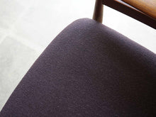 画像をギャラリービューアに読み込む, フィン・ユール アームチェア ヴィンテージ Finn Juhl FD192 France&Søn 北欧デザインの肘付きチェア 紫のファブリック張り フィンユールの椅子の座面