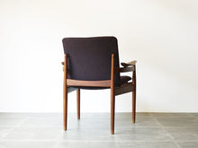 画像をギャラリービューアに読み込む, フィン・ユール アームチェア ヴィンテージ Finn Juhl FD192 France&Søn 北欧デザインの肘付きチェア 紫のファブリック張り フィンユールの椅子の背面