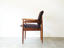 画像をギャラリービューアに読み込む, フィン・ユール アームチェア ヴィンテージ Finn Juhl FD192 France&Søn 北欧デザインの肘付きチェア 紫のファブリック張り フィンユールの椅子の側面