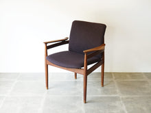 画像をギャラリービューアに読み込む, フィン・ユール アームチェア ヴィンテージ Finn Juhl FD192 France&Søn 北欧デザインの肘付きチェア 紫のファブリック張り フィンユールの椅子 やや上から