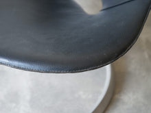 画像をギャラリービューアに読み込む, Jørgen Kastholm Preben Fabricius Scimitar Chair Ivan Schlechter ヨルゲン カストホルム プレバン ファブリシャス シミターチェア イヴァン シュレクター 革張り ラウンジチェア レザー座面 右側の縫い目