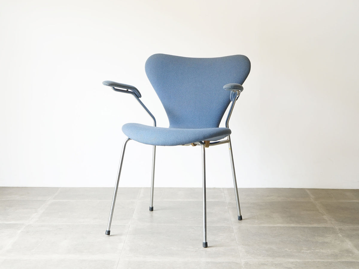 Arne Jacobsen（アルネ・ヤコブセン）セブンチェア肘掛け付き 水色の布