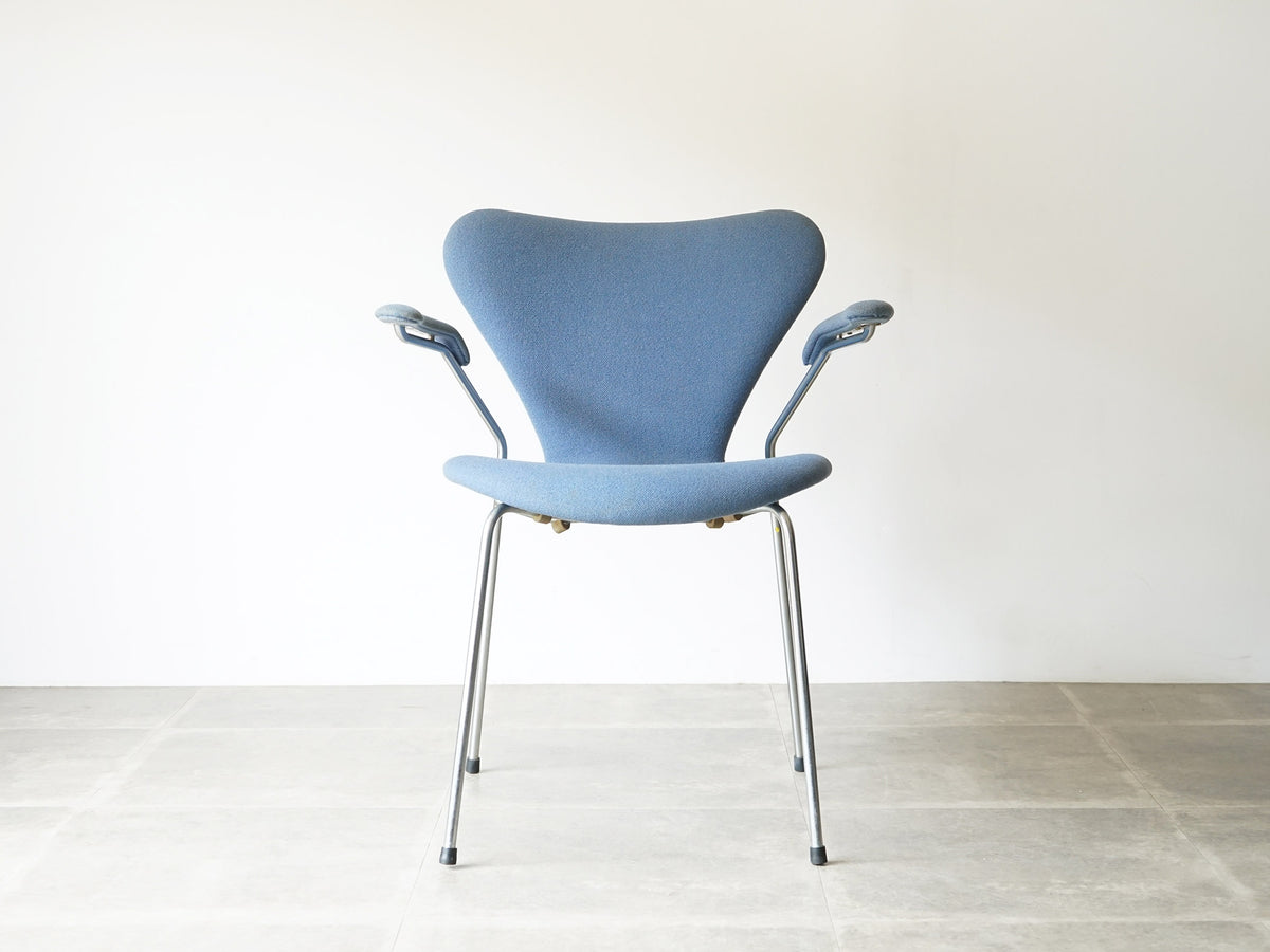 Arne Jacobsen（アルネ・ヤコブセン）セブンチェア肘掛け付き 水色の布