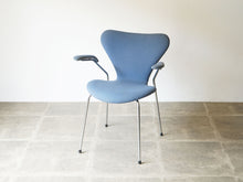 画像をギャラリービューアに読み込む, Arne Jacobsen Fritz Hansen FH3207 Seven chair アルネ ヤコブセン フリッツハンセン セブンチェア 肘掛け付き オフィスチェア 斜めから