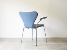 画像をギャラリービューアに読み込む, Arne Jacobsen Fritz Hansen FH3207 Seven chair アルネ ヤコブセン フリッツハンセン セブンチェア 肘掛け付き オフィスチェアの背面 斜めから