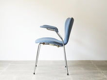 画像をギャラリービューアに読み込む, Arne Jacobsen Fritz Hansen FH3207 Seven chair アルネ ヤコブセン フリッツハンセン セブンチェア 肘掛け付き オフィスチェアの側面