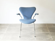 画像をギャラリービューアに読み込む, Arne Jacobsen Fritz Hansen FH3207 Seven chair アルネ ヤコブセン フリッツハンセン セブンチェア 肘掛け付き オフィスチェア やや上から