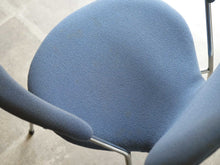 画像をギャラリービューアに読み込む, Arne Jacobsen Fritz Hansen FH3207 Seven chair アルネ ヤコブセン フリッツハンセン セブンチェア 肘掛け付き オフィスチェア 水色布張りの座面