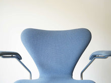 画像をギャラリービューアに読み込む, Arne Jacobsen Fritz Hansen FH3207 Seven chair アルネ ヤコブセン フリッツハンセン セブンチェア 肘掛け付き オフィスチェア 水色布張りの背もたれ