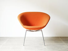 画像をギャラリービューアに読み込む, Arne Jacobsen FH3318 The Pot chair Fritz Hansen アルネ ヤコブセン フリッツハンセン製 ポットチェア オレンジ ラウンジチェアの正面