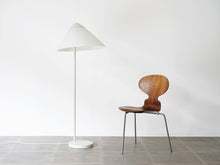 画像をギャラリービューアに読み込む, ハンスJウェグナーのフロアランプ オパーラ Hans J Wegner G004 Opala Floor lamp 北欧デザインのスタンド照明とアントチェア