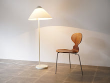 画像をギャラリービューアに読み込む, ハンスJウェグナーのフロアランプ オパーラ Hans J Wegner G004 Opala Floor lamp 北欧デザインのスタンド照明を点灯させた様子とアントチェア