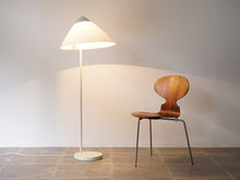 画像をギャラリービューアに読み込む, ハンスJウェグナーのフロアランプ オパーラ Hans J Wegner G004 Opala Floor lamp 北欧デザインのスタンド照明を点灯させた様子とアントチェア