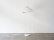 画像をギャラリービューアに読み込む, ハンスJウェグナーのフロアランプ オパーラ Hans J Wegner G004 Opala Floor lamp 北欧デザインのスタンド照明 全体が白いライト