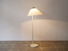 画像をギャラリービューアに読み込む, ハンスJウェグナーのフロアランプ オパーラ Hans J Wegner G004 Opala Floor lamp 北欧デザインのスタンド照明を点灯させた様子