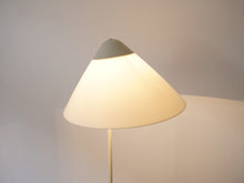 画像をギャラリービューアに読み込む, ハンスJウェグナーのフロアランプ オパーラ Hans J Wegner G004 Opala Floor lamp 北欧デザインのスタンド照明を点灯させた様子 アクリルのシェード