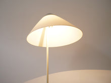 画像をギャラリービューアに読み込む, ハンスJウェグナーのフロアランプ オパーラ Hans J Wegner G004 Opala Floor lamp 北欧デザインのスタンド照明を点灯させた様子 アクリルのシェード内部