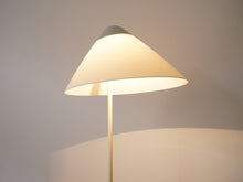 画像をギャラリービューアに読み込む, ハンスJウェグナーのフロアランプ オパーラ Hans J Wegner G004 Opala Floor lamp 北欧デザインのスタンド照明を点灯させた様子 アクリルのシェード