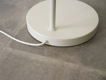 画像をギャラリービューアに読み込む, ハンスJウェグナーのフロアランプ オパーラ Hans J Wegner G004 Opala Floor lamp 北欧デザインのスタンド照明の丸い土台から出るコード
