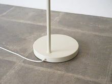 画像をギャラリービューアに読み込む, ハンスJウェグナーのフロアランプ オパーラ Hans J Wegner G004 Opala Floor lamp 北欧デザインのスタンド照明の丸い土台の後ろ側