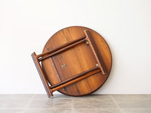 画像をギャラリービューアに読み込む, エジプシャンテーブル ブラジリアンローズウッド モーエンスラッセン Mogens Lassen Egyptian Table Rud Rasmussen 北欧名作家具 ラウンドテーブルを畳んだ状態の裏面