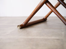 画像をギャラリービューアに読み込む, エジプシャンテーブル ブラジリアンローズウッド モーエンスラッセン Mogens Lassen Egyptian Table Rud Rasmussen 北欧名作家具 ラウンドテーブルの脚先の真鍮