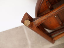 画像をギャラリービューアに読み込む, エジプシャンテーブル ブラジリアンローズウッド モーエンスラッセン Mogens Lassen Egyptian Table Rud Rasmussen 北欧名作家具 ラウンドテーブルを畳んだ状態の脚と脚先の真鍮